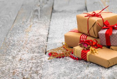 Ahşap arka planda noel süslemesi