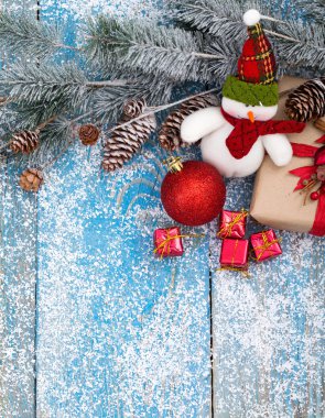 Kış dekorasyonu. Ahşap arka plan kompozisyonu.