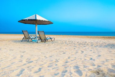 bulutlu gökyüzü ve deniz. Deniz yaz vurdu