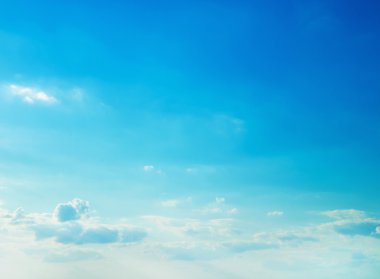 bulutlu gökyüzü mavi arka plan