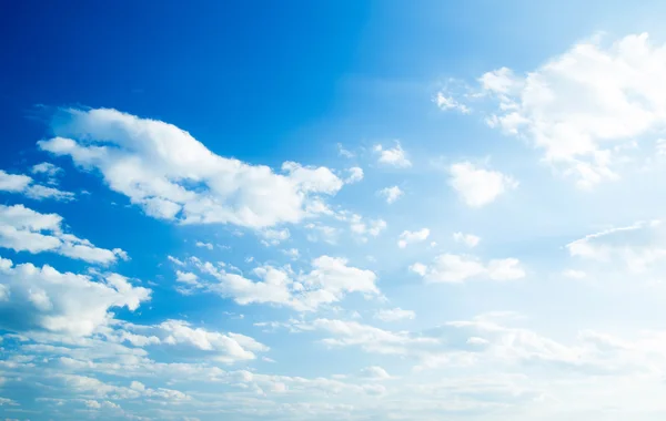 白い雲と青い空の背景 — ストック写真