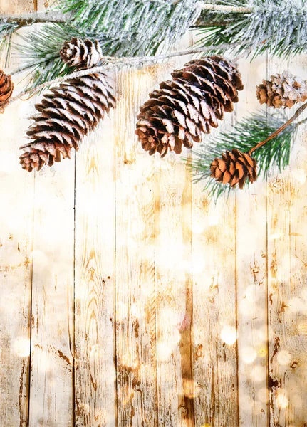 Рождественский Фон Еловыми Ветвями Шишками Ягодами Старой Деревянной Доске Винтажном — стоковое фото