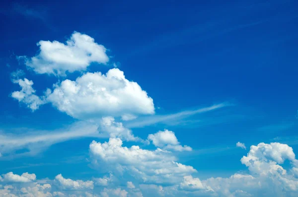 雲に囲まれた青い空 — ストック写真