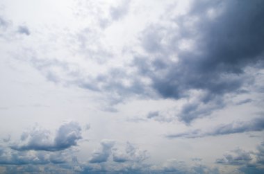 Yağmurdan önce kara fırtına bulutları