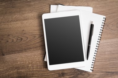 Ahşap arkaplanda dijital tablet