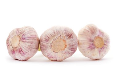 Beyaz arkaplanda sarımsak izole edilmiş.