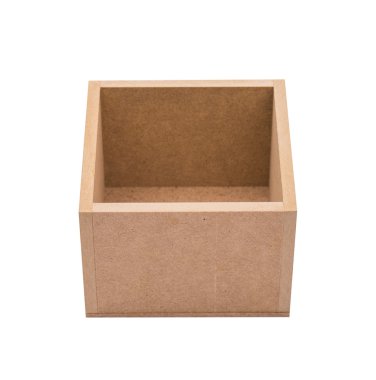 Kapalı karton kutu bantlanmış ve beyaz arka planda izole edilmiş..