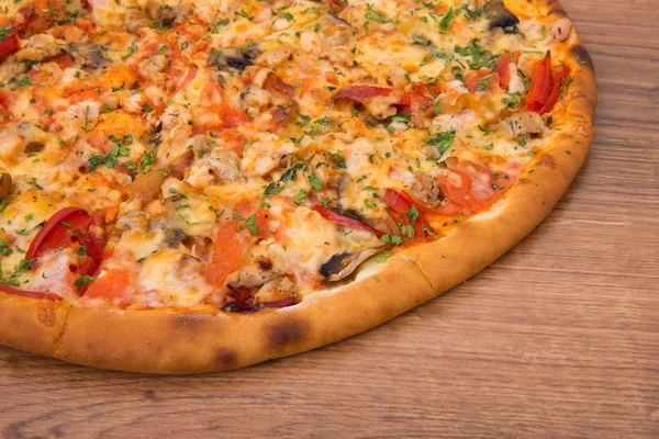 Suprema Pizza Fetta Sollevata — Foto Stock