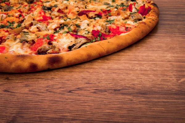 Läcker Färsk Pizza Serveras Träbord — Stockfoto