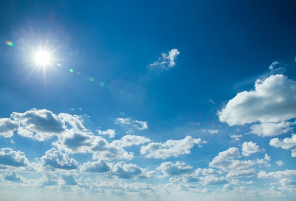 เมฆสีขาวปุยในท้องฟ้าสีฟ้า — ภาพถ่ายสต็อก