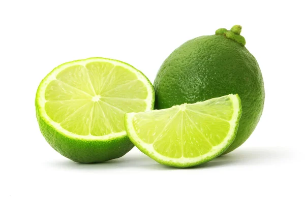 Limes Met Plakjes Geïsoleerd Witte Achtergrond Stockfoto