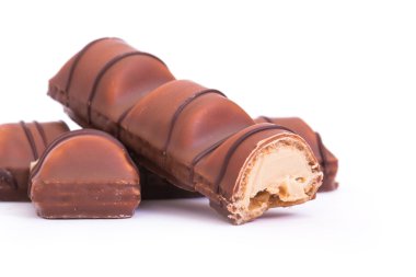 Beyaz arkaplanda izole edilmiş çikolata