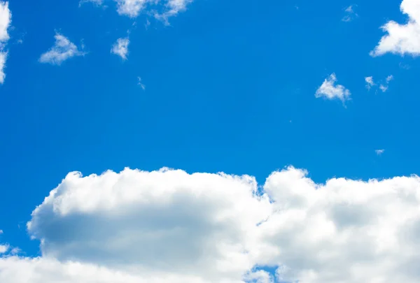 Σύννεφα Στον Γαλάζιο Ουρανό — Φωτογραφία Αρχείου