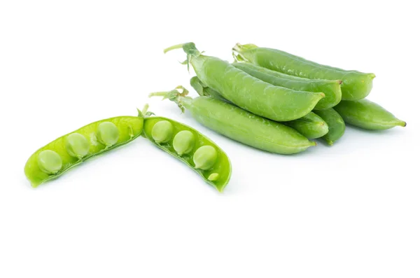 Guisantes Verdes Frescos Aislados Sobre Fondo Blanco —  Fotos de Stock