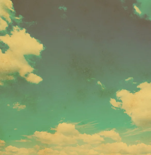 Cielo blu con nuvole in stile grunge e retrò . — Foto Stock