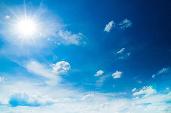 Le ciel bleu avec des nuages, fond — Photo