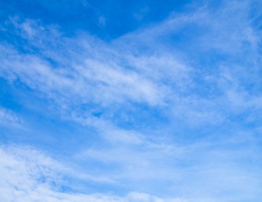 Beyaz bulutlu mavi gökyüzü arkaplanı