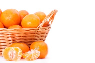 mandalina veya mandalina meyve üzerinde beyaz bir arka plan kesme izole