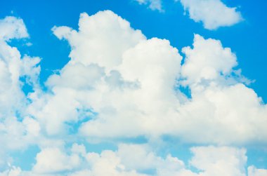 Mavi gökyüzünde bulut