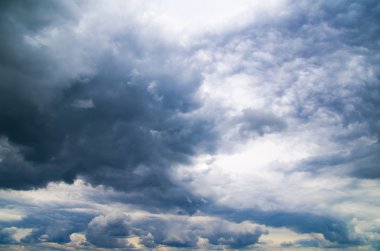 Yağmurdan önce kara fırtına bulutları