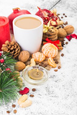 Ahşap arka planda noel süslemesi