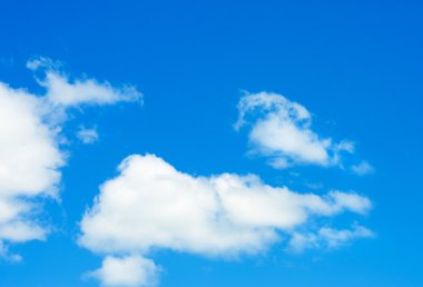 Mavi gökyüzündeki bulutlar