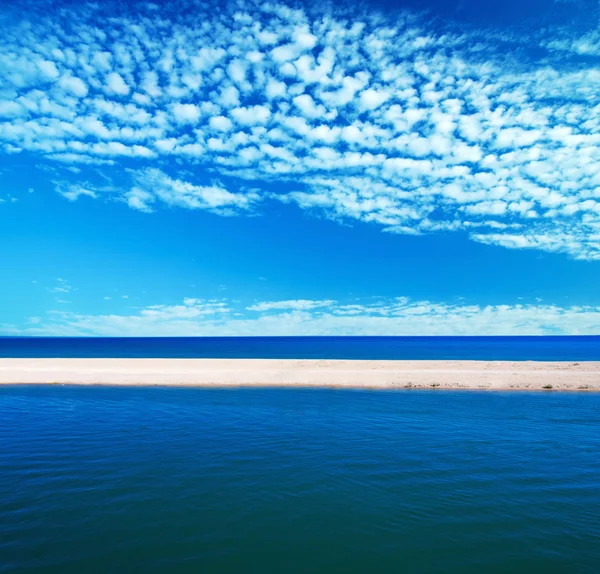 Schöner Himmel und blauer Ozean — Stockfoto