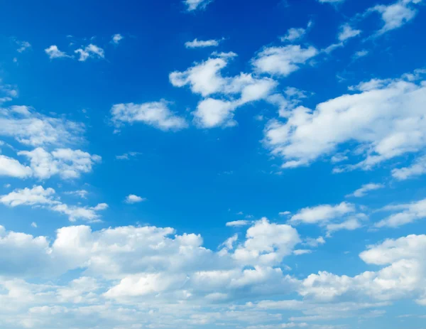 Beyaz bulutlu mavi gökyüzü arkaplanı