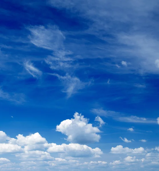 小さな雲と青空の背景 — ストック写真