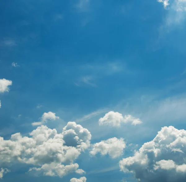 小さな雲と青空の背景 — ストック写真