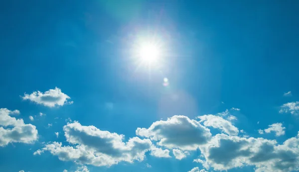 Céu Azul Com Nuvens Sol — Fotografia de Stock