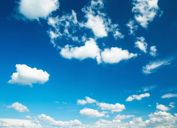 雲が閉じられた青い空 — ストック写真