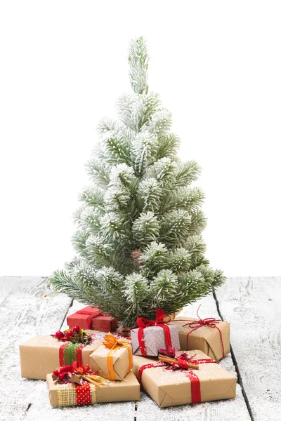 Albero di Natale con scatole regalo — Foto Stock