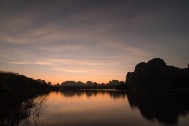 Alacakaranlık gökyüzü göl içinde yansıtmak 