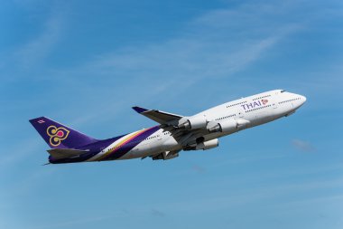 Phuket airport adlı Tay airways çıkar