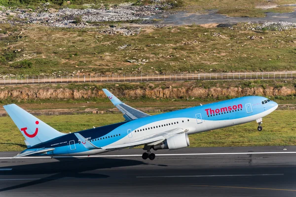 Thomson airways ta av vid Phukets flygplats — Stockfoto