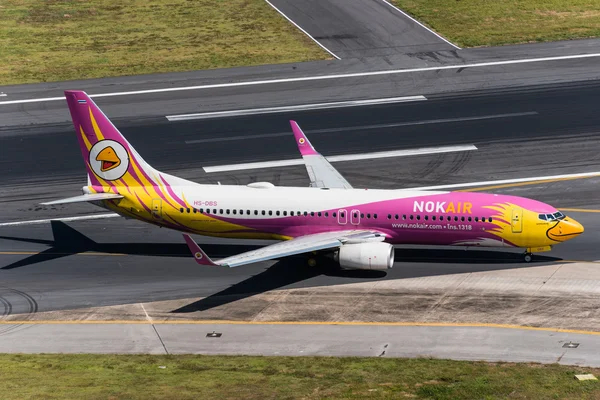 NokAir airways ta av vid Phukets flygplats — Stockfoto