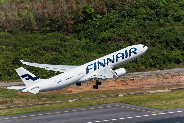 フィンエアー航空プーケット空港下車します。 — ストック写真