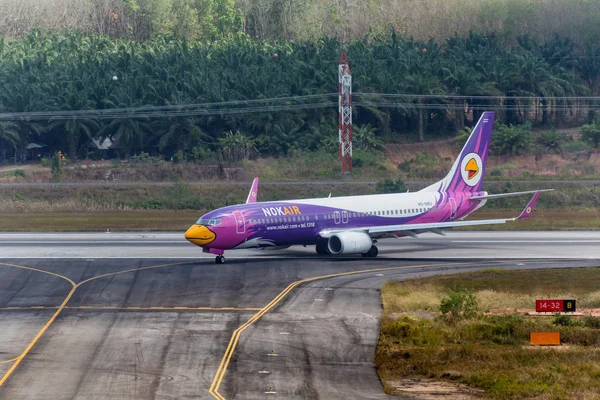 NokAir airways taxi på Krabi flygplats — Stockfoto