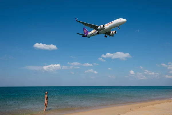 Chica mira tailandesa sonrisa aerolínea aterrizaje en Phuket — Foto de Stock