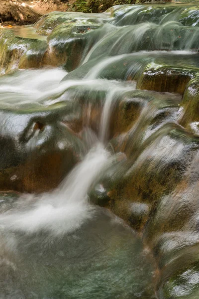 Cachoeira mineral quente em Krabi Tailândia — Fotografia de Stock