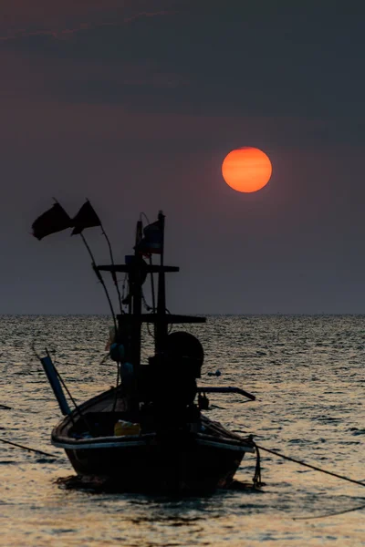 Gran puesta de sol y barco de pesca en el mar — Foto de Stock