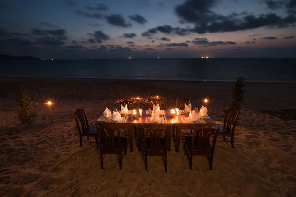 Esstisch am Strand gedeckt Stockfoto