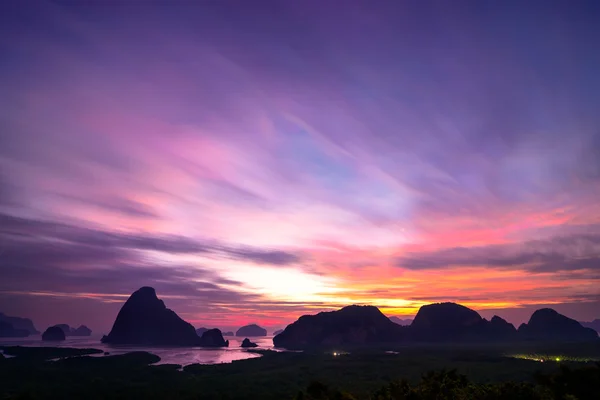 Lumière de l'aube avant le lever du soleil et la montagne silhouette Images De Stock Libres De Droits