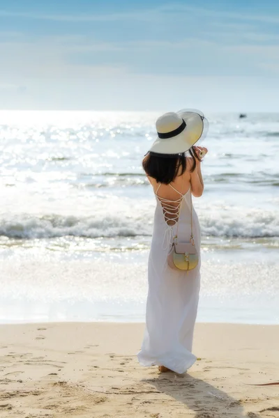 Asiatische tourist Mädchen auf patong Strand in sonnigen Tag Stockbild
