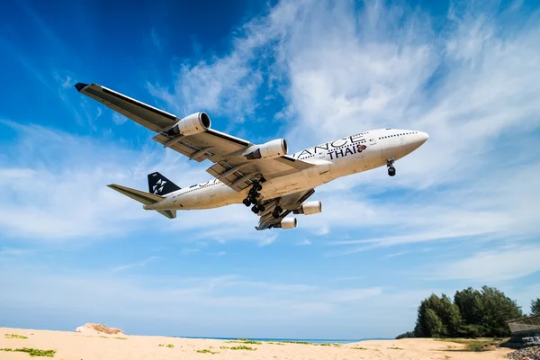 Thai airways airplane, boeing 747-400, landing at phuket airpor — Foto de Stock