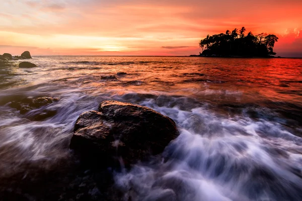 L'onda liscia passa la roccia in sera a phuket — Foto Stock