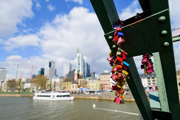 Schlüsselschlösser hängen an Brücke in Frankfurt Stockbild