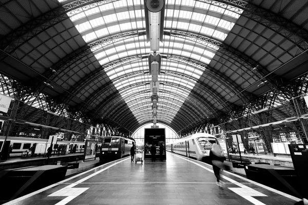 À l'intérieur de la gare principale de Francfort Photos De Stock Libres De Droits