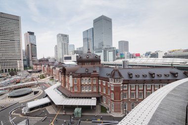 Güneşli bir günde inşa Tokyo tren istasyonu